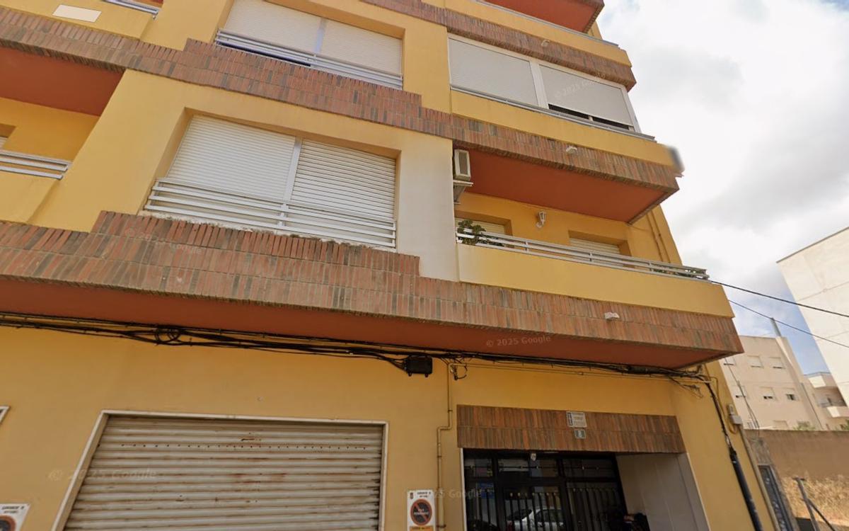 El edificio donde se encuentra el piso subastado en la calle Novelda 8 de Mutxamel