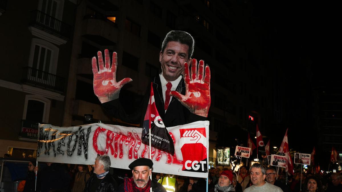 Centenares de personas durante la manifestación para exigir la dimisión de Mazón del 1 de marzo.