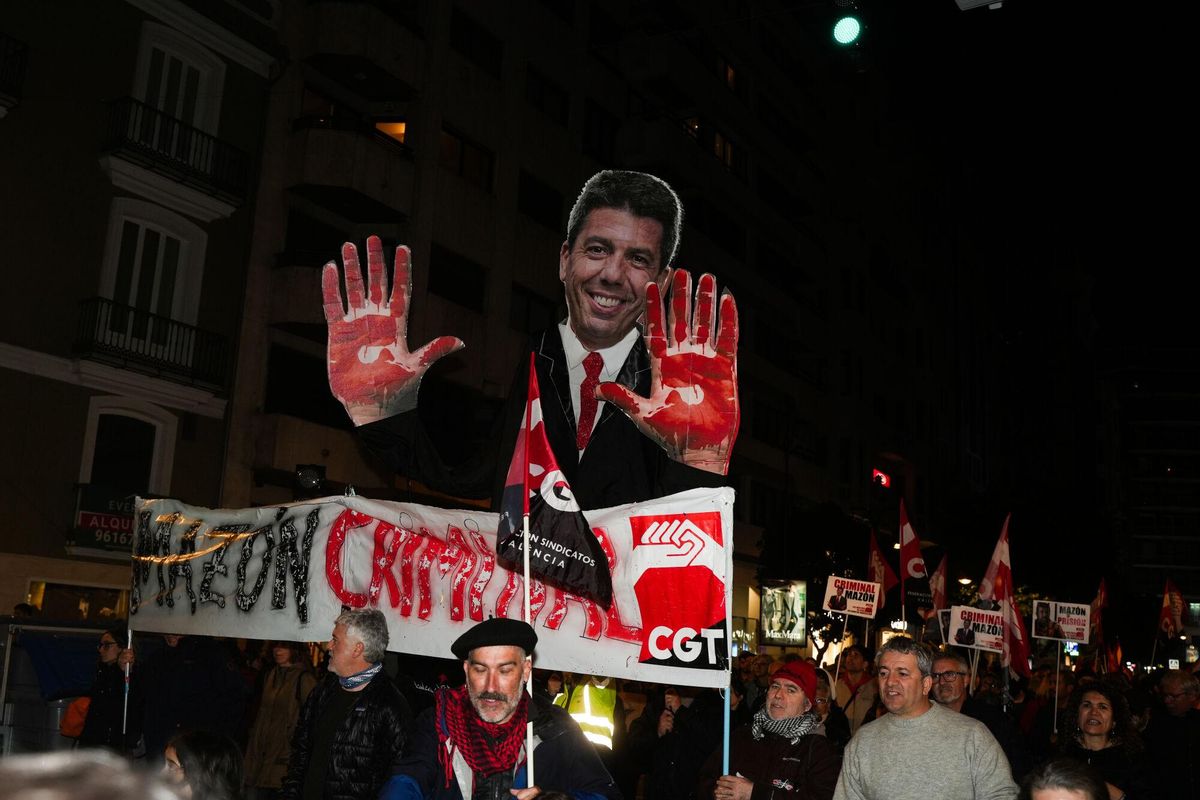 Centenares de personas durante una manifestación para exigir la dimisión de Mazón, a 1 de marzo de 2025, en Valencia, Comunidad Valenciana (España). La manifestación, convocada por más de 200 entidades civiles junto a asociaciones de víctimas de la DANA y los comités locales de Emergencia y Reconstrucción bajo el lema ‘Mazón dimissió’, exige responsabilidades por la gestión de la DANA que arrasó la provincia de Valencia el pasado 29 de octubre. Es la quinta concentración que se celebra para pedir “justicia, reparación y dignidad”, después de que la primera de ellas, celebrada en noviembre, reuniera a 130.000 personas. 01 MARZO 2025;VALENCIA;MANIFESTACIÓN;DANA;MAZÓN;DIMISIÓN;COMUNIDAD VALENCIANA;EMERGENCIA Jorge Gil / Europa Press 01/03/2025. Jorge Gil;
