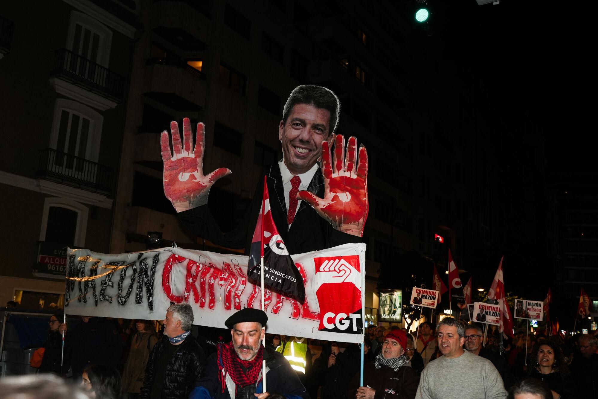 Centenares de personas durante una manifestación para exigir la dimisión de Mazón, a 1 de marzo de 2025, en Valencia, Comunidad Valenciana (España). La manifestación, convocada por más de 200 entidades civiles junto a asociaciones de víctimas de la DANA y los comités locales de Emergencia y Reconstrucción bajo el lema ‘Mazón dimissió’, exige responsabilidades por la gestión de la DANA que arrasó la provincia de Valencia el pasado 29 de octubre. Es la quinta concentración que se celebra para pedir “justicia, reparación y dignidad”, después de que la primera de ellas, celebrada en noviembre, reuniera a 130.000 personas. 01 MARZO 2025;VALENCIA;MANIFESTACIÓN;DANA;MAZÓN;DIMISIÓN;COMUNIDAD VALENCIANA;EMERGENCIA Jorge Gil / Europa Press 01/03/2025. Jorge Gil;