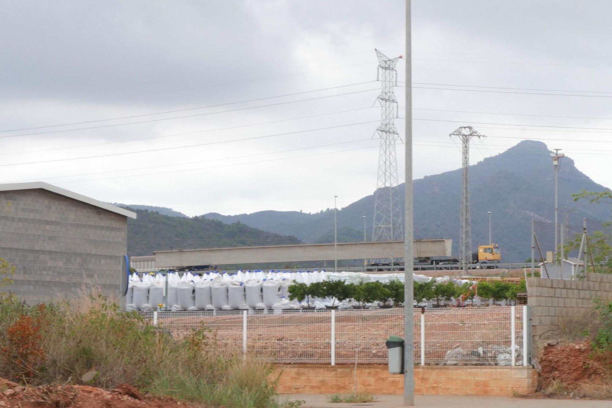 La compleja llegada de la primera megaviga para el puente industrial de la Vall, en imágenes