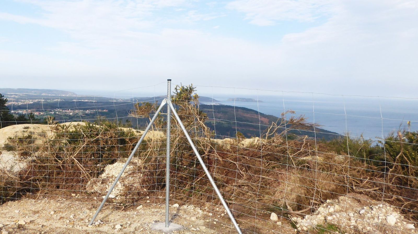 Parte de las vistas desde Monte Neme, desde las Sisargas en Malpica a la playa de Razo en Carballo, y valla instalada por la Xunta. |   // M. V.