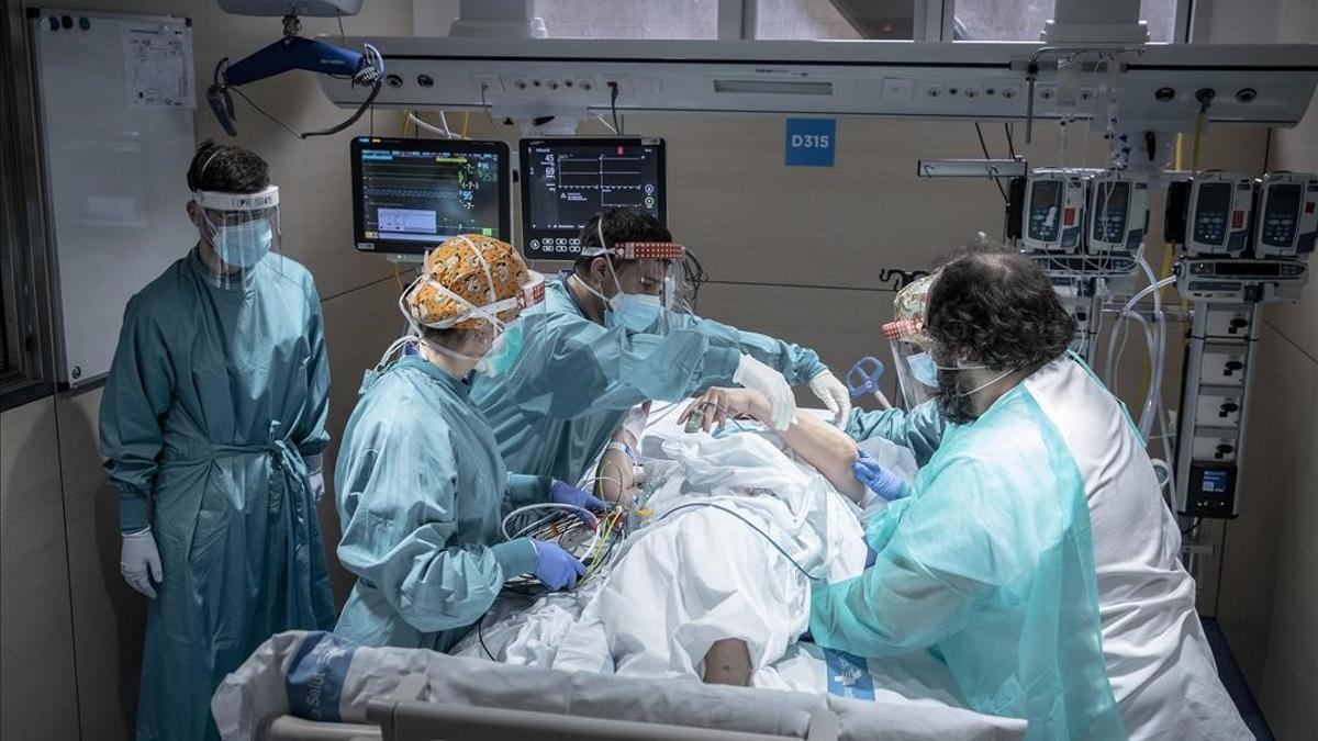 Barcelona 06 04 2021 Pacientes ingresados por covid en la UCI unidad de cuidados intensivos del Hospital de la Vall d Hebron En la foto un paciente que acaba de ingresar en la UCI  el tercer ingreso del dia Foto de Ferran Nadeu