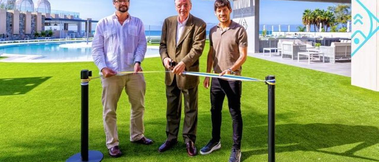 De izquierda a derecha, Nicolás Villalobos, Juergen Flick y David Silva en la inauguración de Perchel Beach Club en enero.