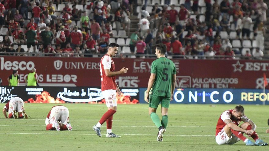 Los jugadores del Real Murcia, abatidos al finalizar el encuentro ante el Nástic de Tarragona.