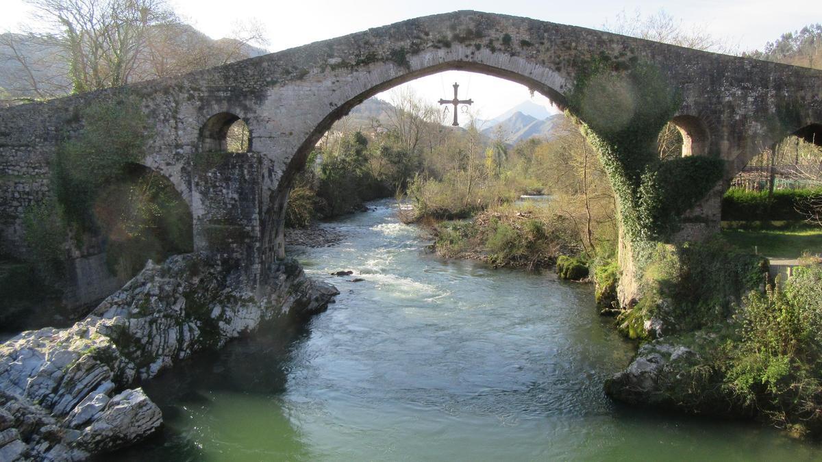 El puente de Cangas de Onís, uno de sus principales emblemas.