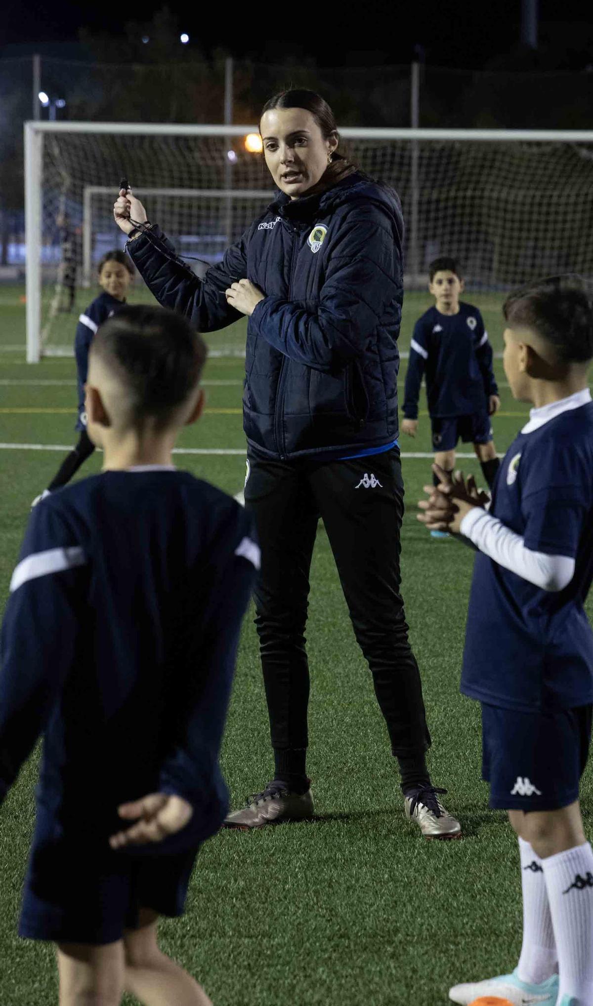 La otra forma de enseñar fútbol: Celia Camarasa, entrenadora de los benjamines del Hércules