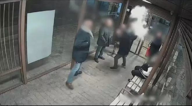 Vandalisme després dels 50: tres homes fan tancar una estació d'autobusos en buidar un extintor