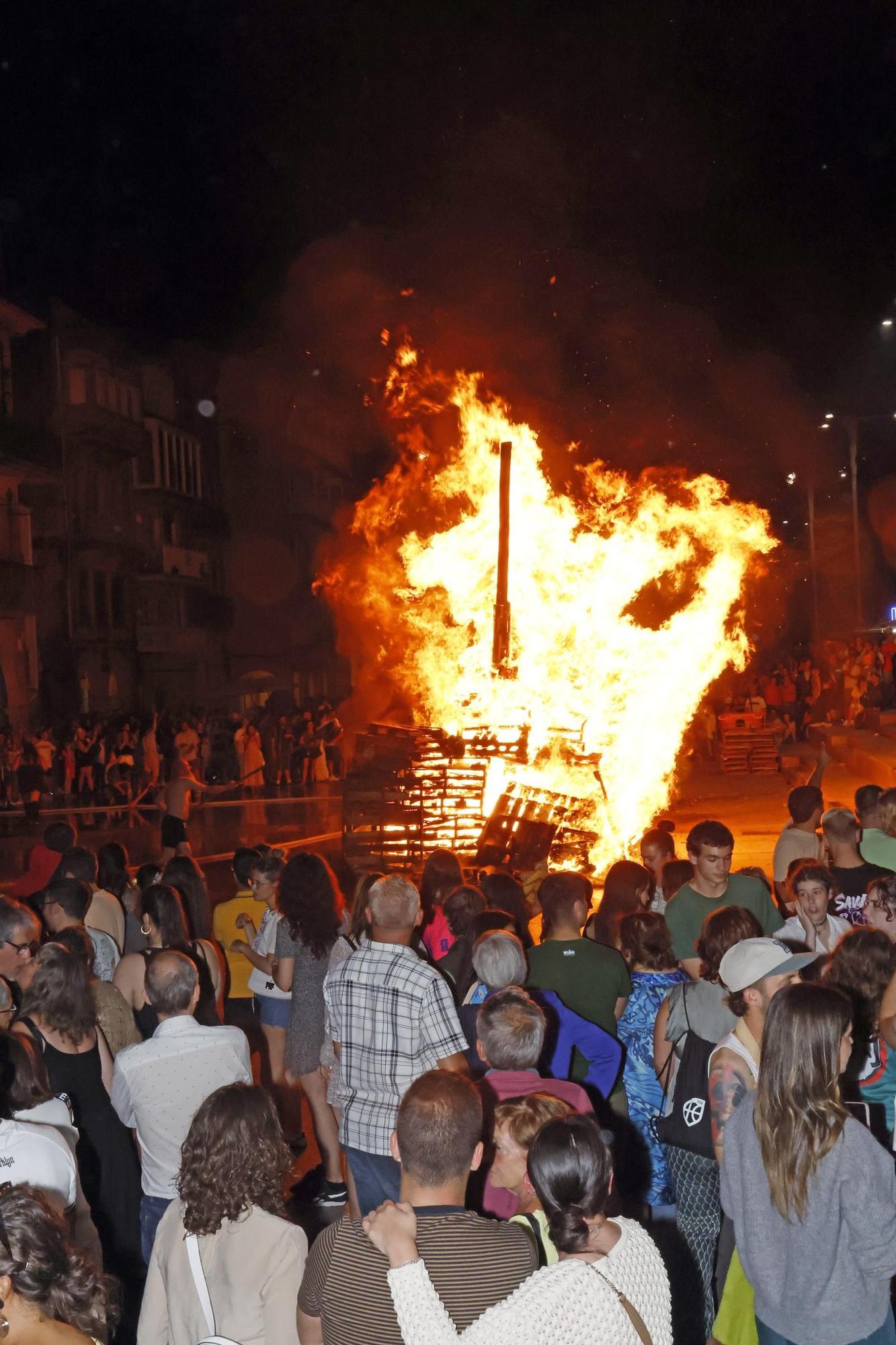 Ambientazo en las playas y plazas llenas para celebrar la noche meiga