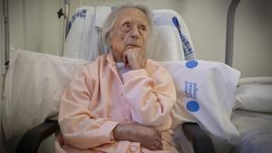 Joaquima Serdà, de 109 años, en la unidad de geriatría del Hospital Sant Pau-Dos de Maig.