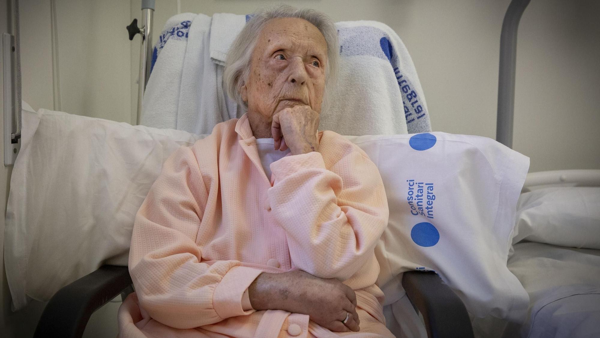 Joaquima Sardà, de 109 años, en la unidad de geriatría del Hospital Sant Pau-Dos de Maig.