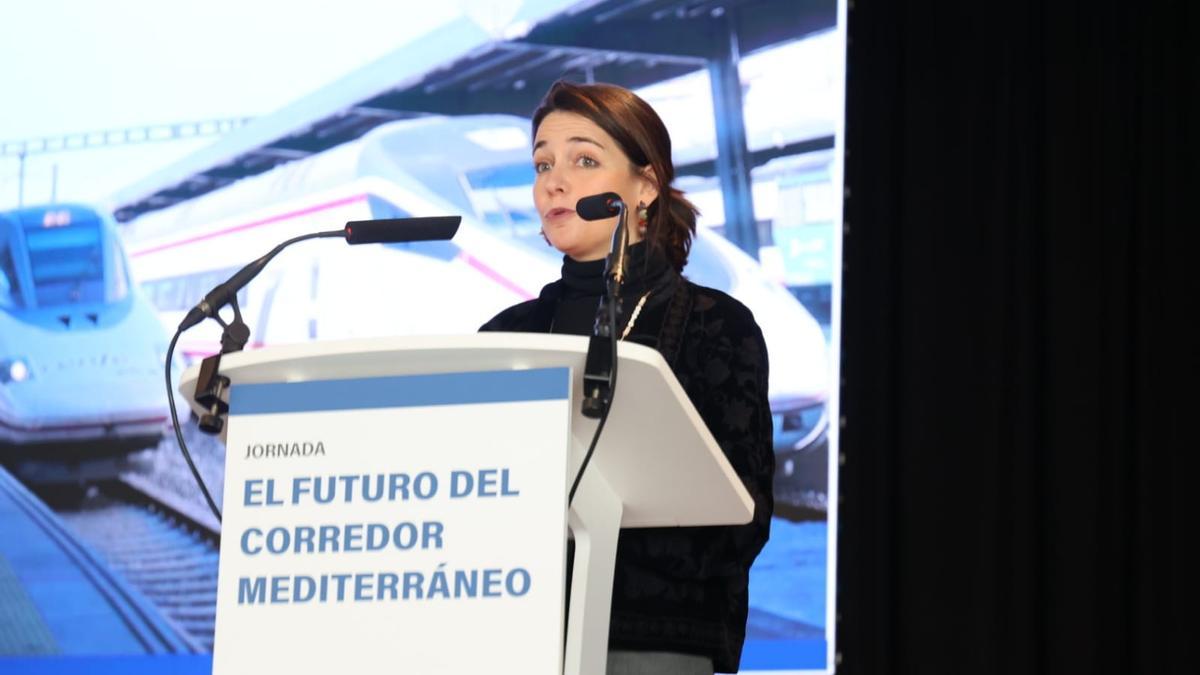 La secretaria autonómica de Obras Públicas y Movilidad, María Pérez, durante su intervención en la jornada.