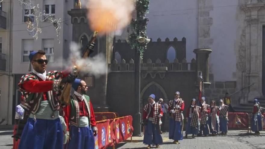 Moros y cristianos luchan en Banyeres