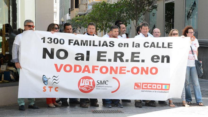 Protesta contra el ERE de Vodafone en Triana