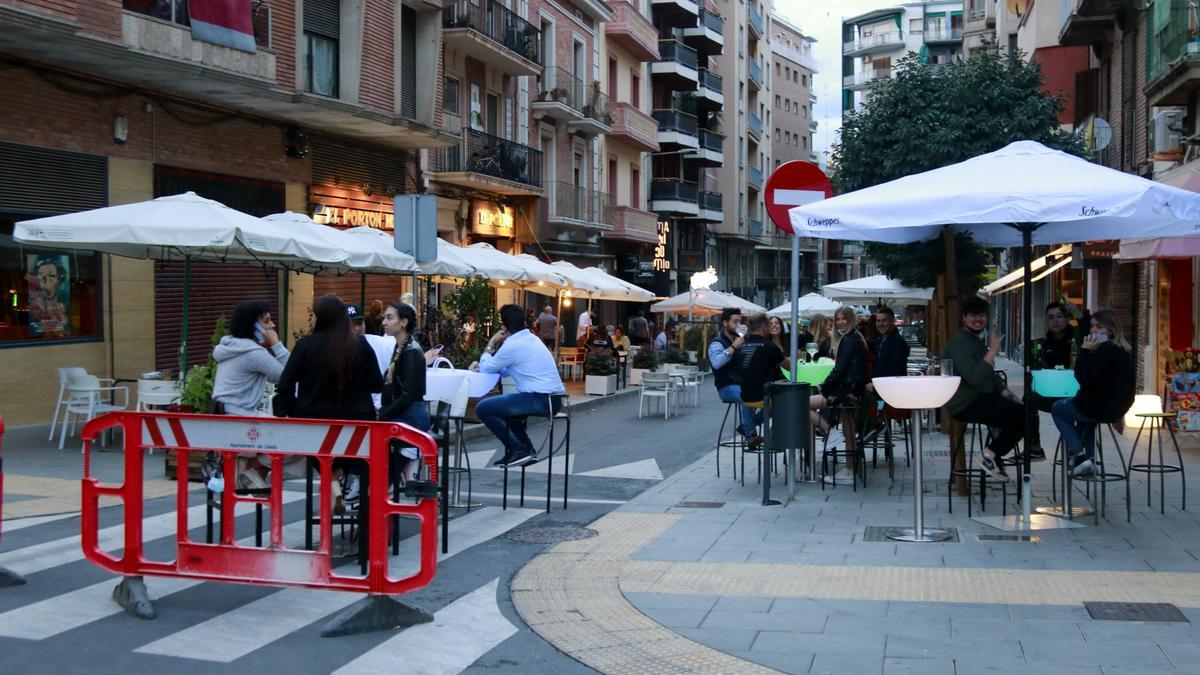 Diverses persones passant el vespre a les terrasses dels bars a la zona dels Vins de Lleida.
