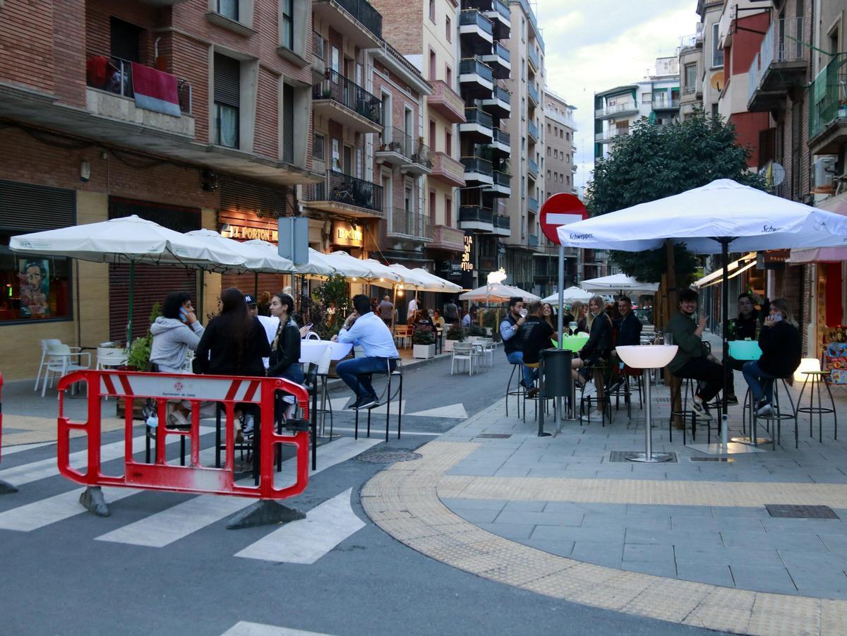 Diverses persones passant el vespre a les terrasses dels bars a la zona dels Vins de Lleida.