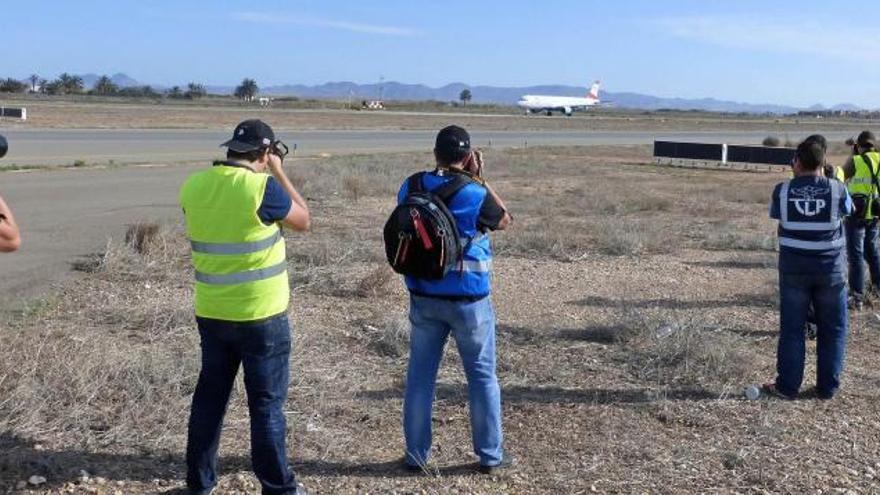 Los ´spotters´ son aficionados a la fotografía aeronáutica y ayer pudieron entrar al aeropuerto.