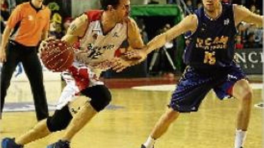 Ben Dewar supera la marca del jugador de l&#039;UCAM Scott Wood