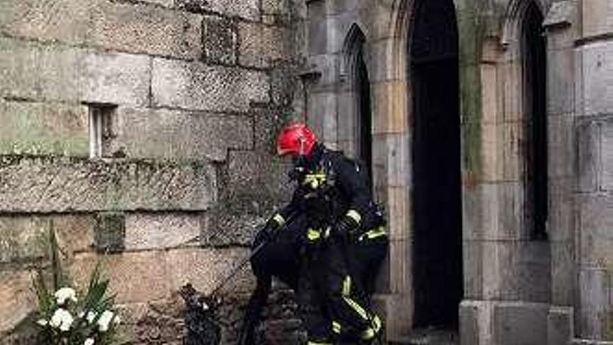 Susto en el casco vello de Pontevedra por un incendio en una capilla