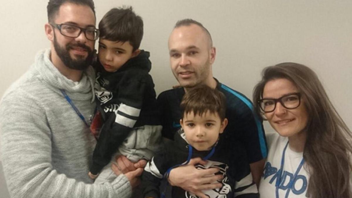 Andrés Iniesta, junto a Álvaro y su familia