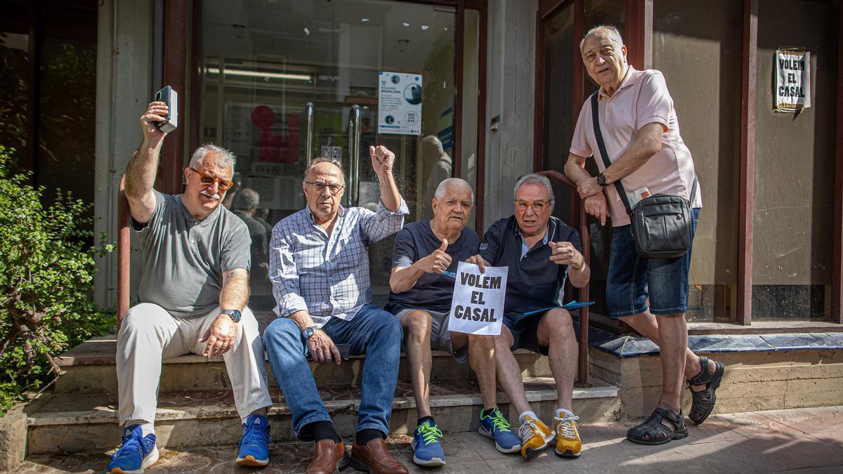 Miembros del 'casal' de Can Mercader, en Badalona.