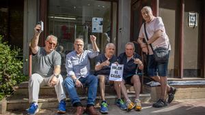 Varios miembros del ’casal’ de Can Mercader protestan frente al centro, cerrado desde enero del 2019; en Badalona.