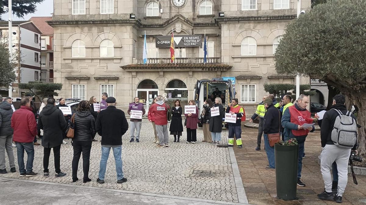 Trabajadores y sindicalistas a las puertas del consistorio.