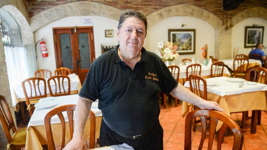 Pablo Heras en el salón de comidas de su restaurante en la zona de Santa Catalina.