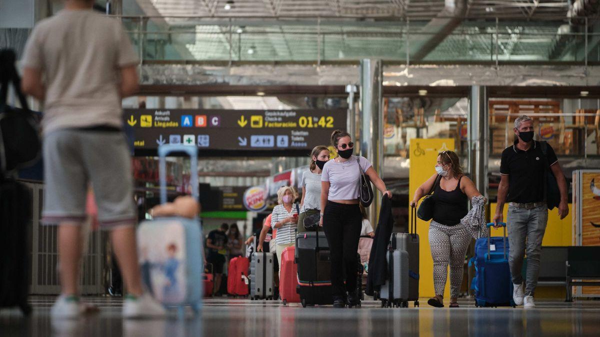 Turistas en un aeropuerto canario.