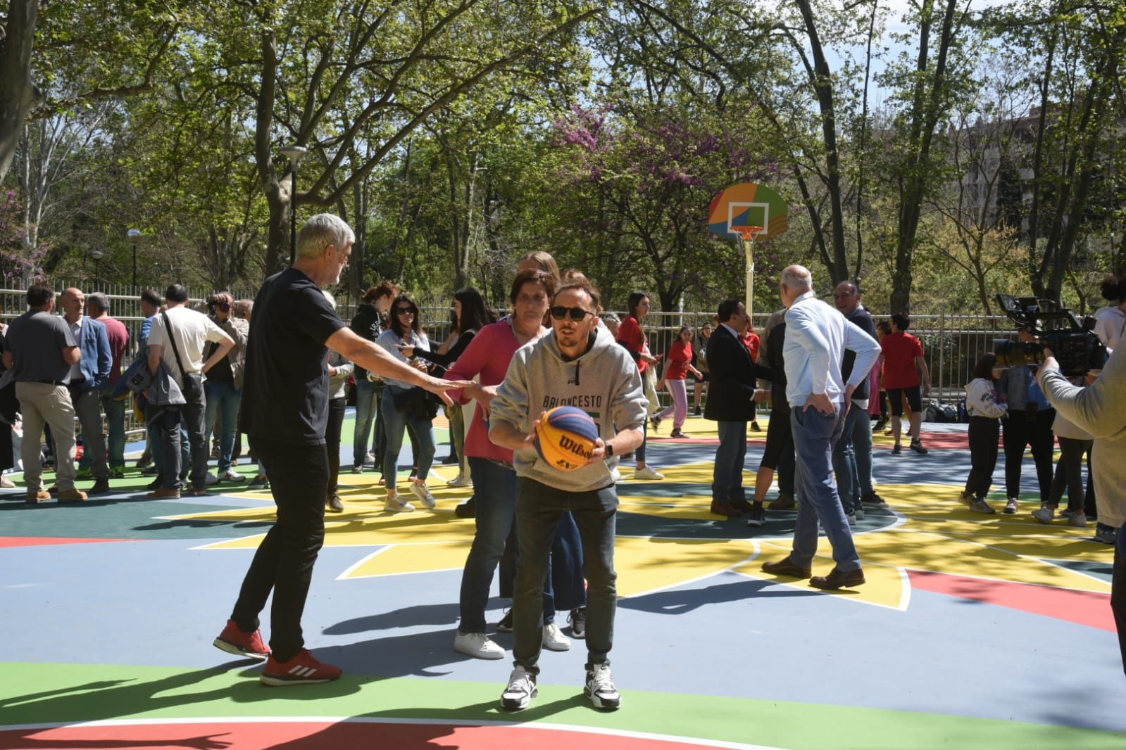 El parque Bruil estrena la pista de baloncesto Pilar Valero