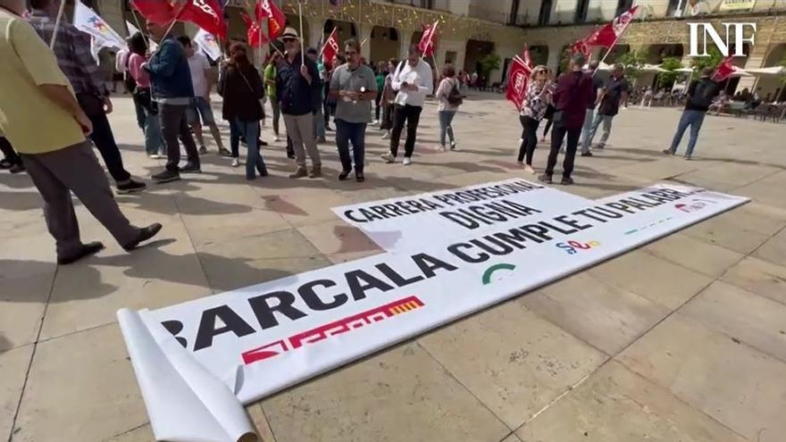 "Barcala, cumple tu palabra": los funcionarios protestan frente al Ayuntamiento de Alicante