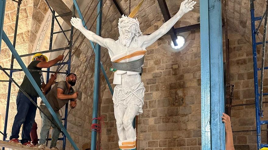 Colocación del Cristo Conciliador en la iglesia del Libano para la que ha tallado la escultura el cordobés Mario Augusto Dueñas.