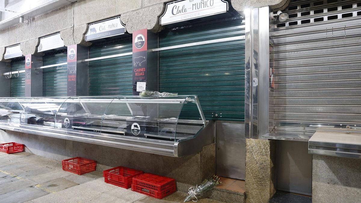 Flores en recuerdo de Antonio Costa en la Praza.