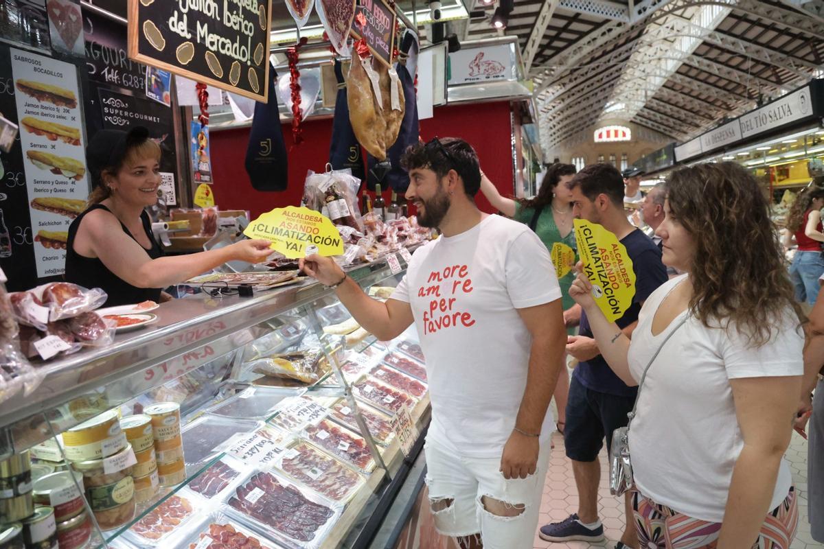Los puestos del Mercado Central limitan el género para que no se estropee por el calor