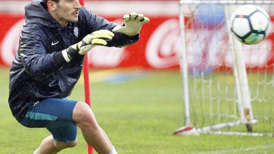 Mariño, durante una sesión de entrenamiento con el Sporting. // FDV