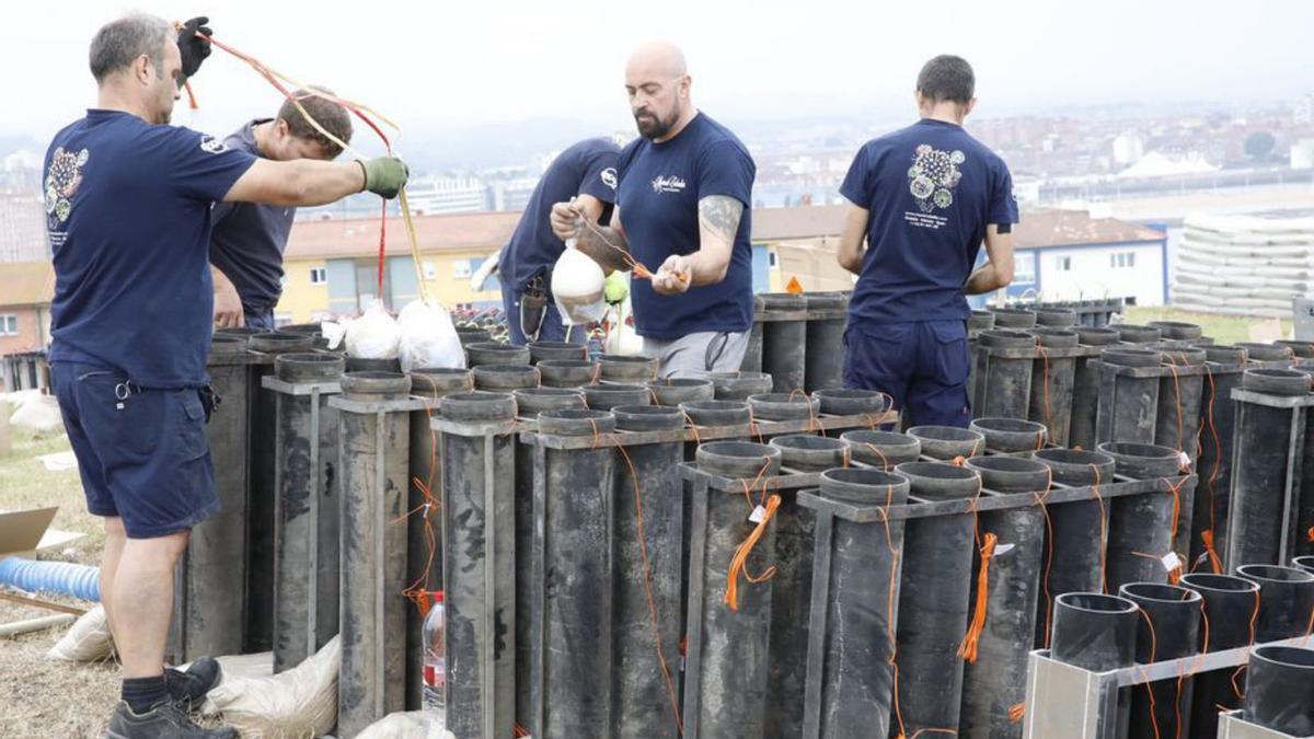 Varios técnicos de Ricasa, ayer, ultimando los preparativos para la Noche de los Fuegos en el cerro de Santa Catalina. | Ángel González