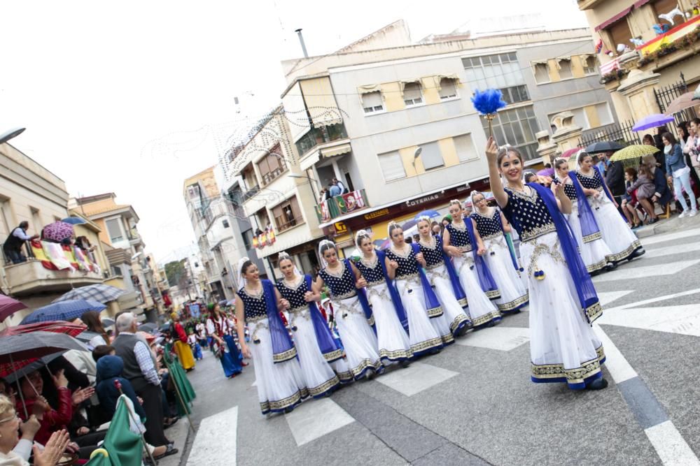 Los niños de todas las comparsas consiguen lucirse durante el Desfile Infantil a pesar del tiempo