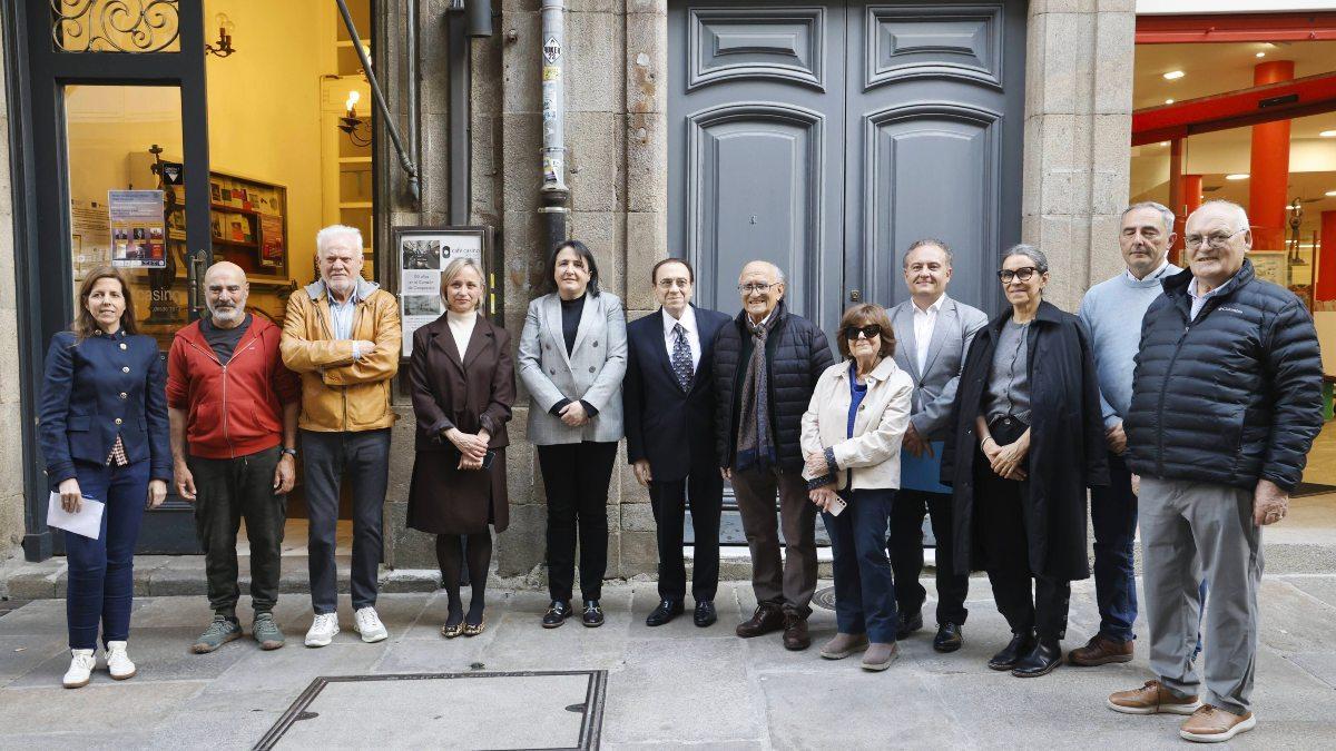 Sexto desde la izquierda, Nasio, entre más participes del encuentro.