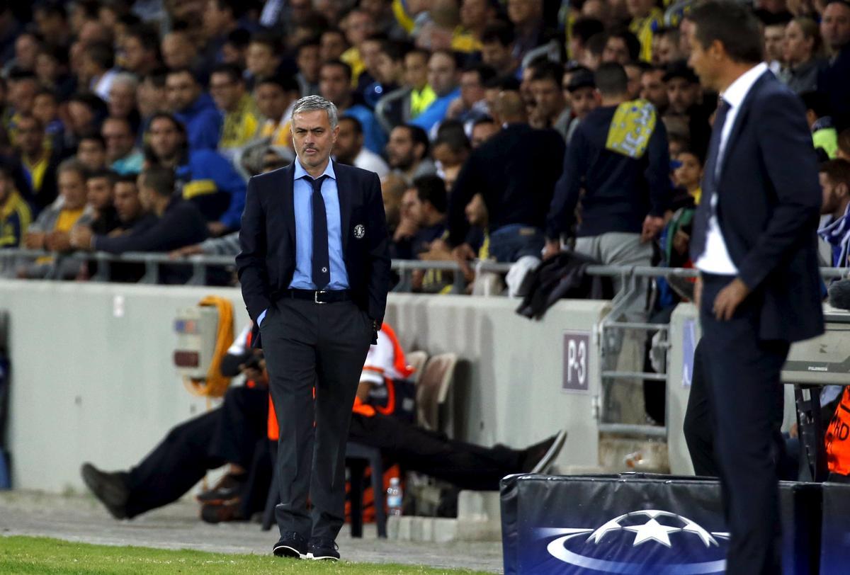 El técnico del Chelsea José Mourinho saltando al campo para arreglar el césped