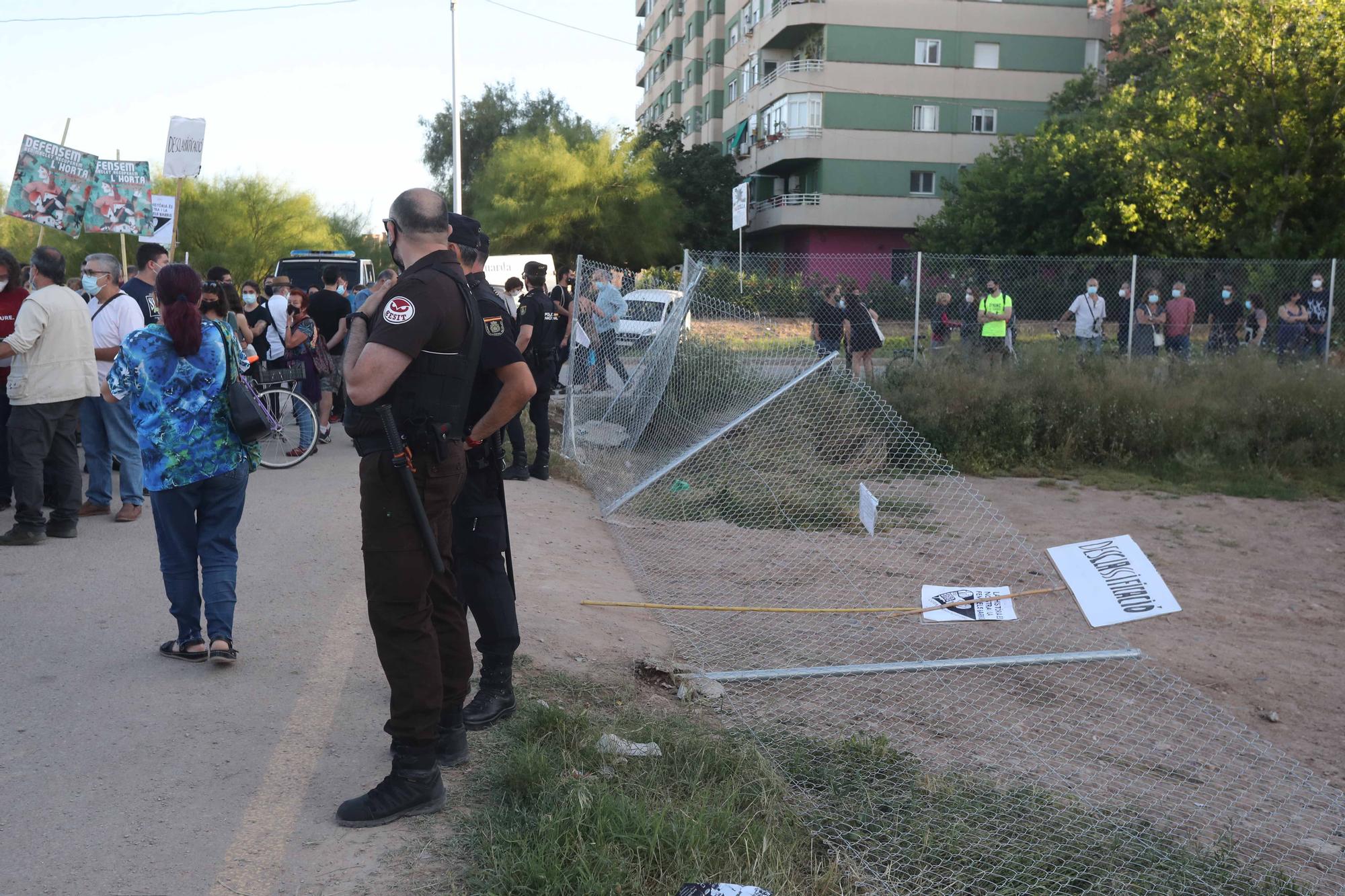 Protesta de los vecinos de Benimaclet contra el vallado de solares ocupados