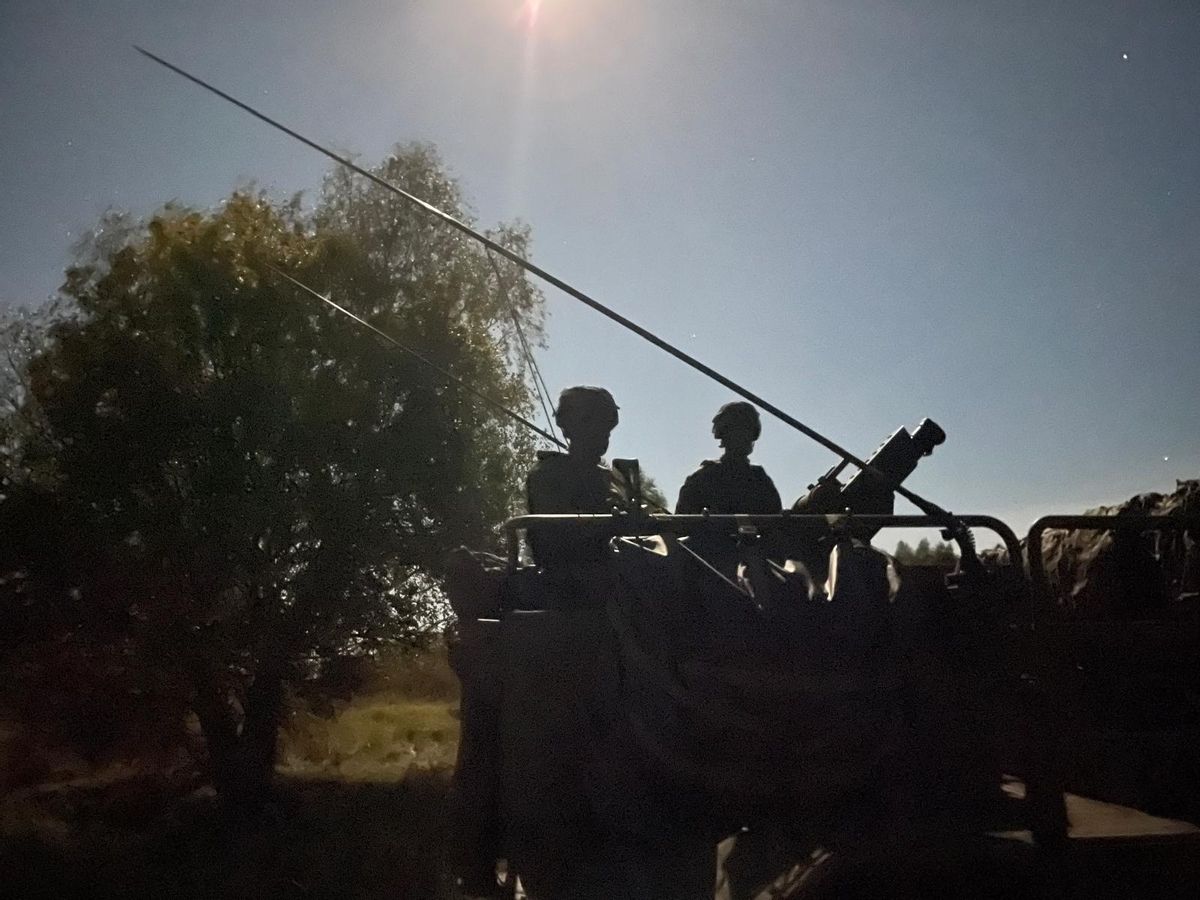 Soldados españoles esperan al enemigo en un ejercicio nocturno en el campo eslovaco de maniobras de Lest. En la imagen, con un mortero Cardom.