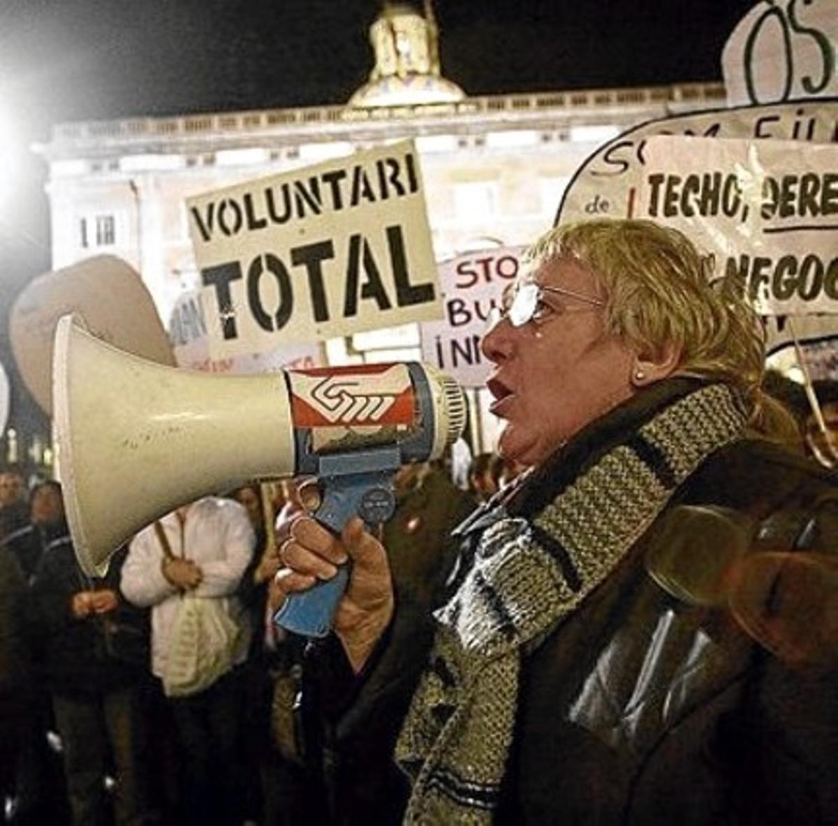 Emilia Llorca, altavoz en mano, en una manifestación en el 2008.