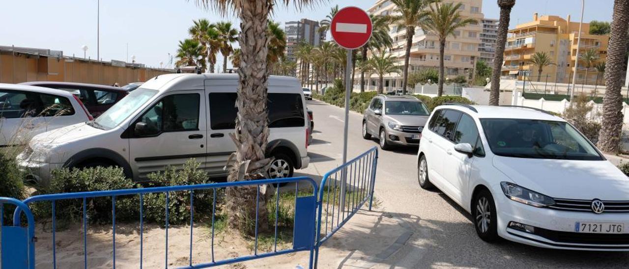 Vallas en los jardines de los aparcamientos del paseo marítimo para que no estacionen los coches.