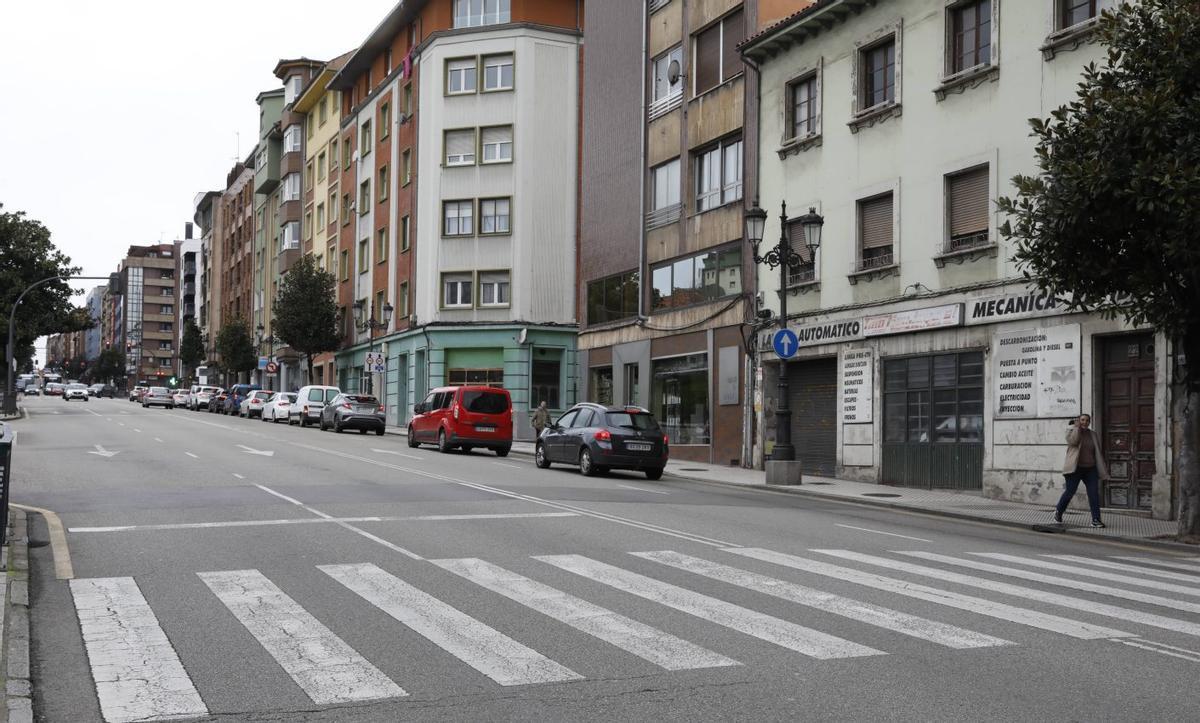 A la derecha, uno de los edificios más antiguos que quedan en Buenavista, en Fuertes Acevedo.  | LNE/FERNANDO RODRÍGUEZ