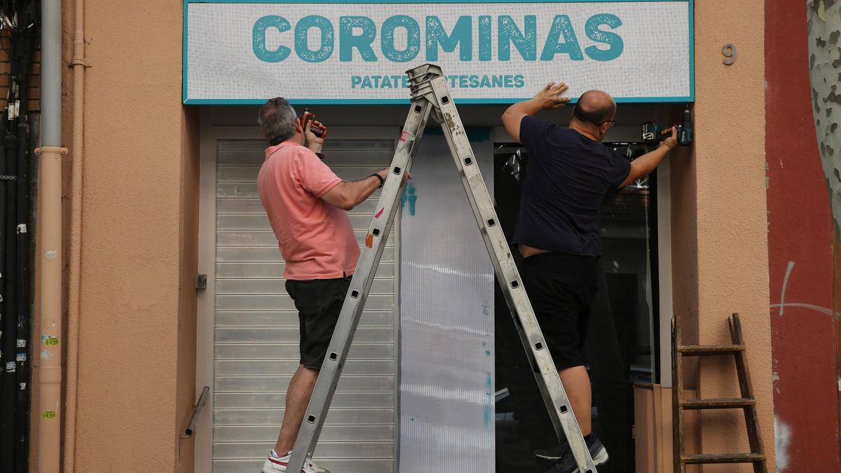 Cartel de la nueva tienda de patatas Corominas de Badalona.