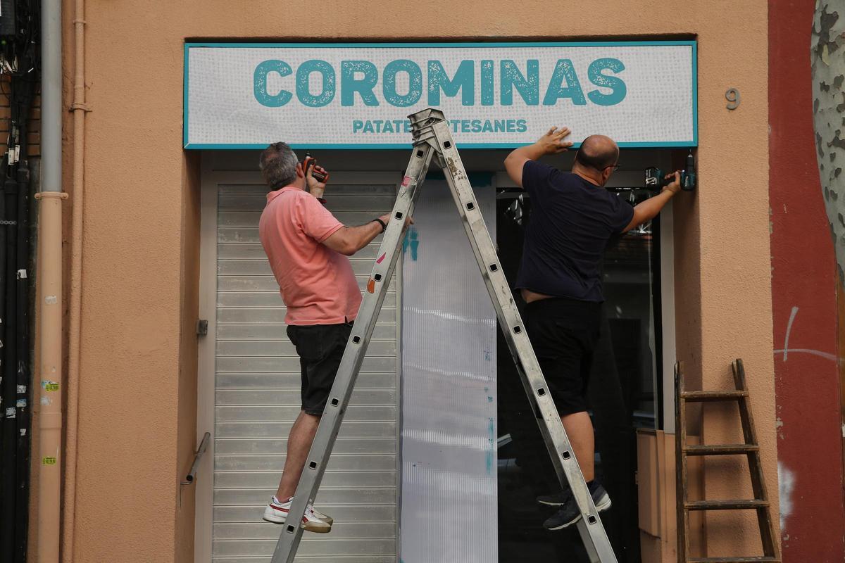Cartel de la nueva tienda de patatas Corominas de Badalona.
