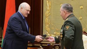 El presidente bielorruso, Aleksándr Lukashenko, se encuentra con el ministro de Defensa, este martes en Minsk.