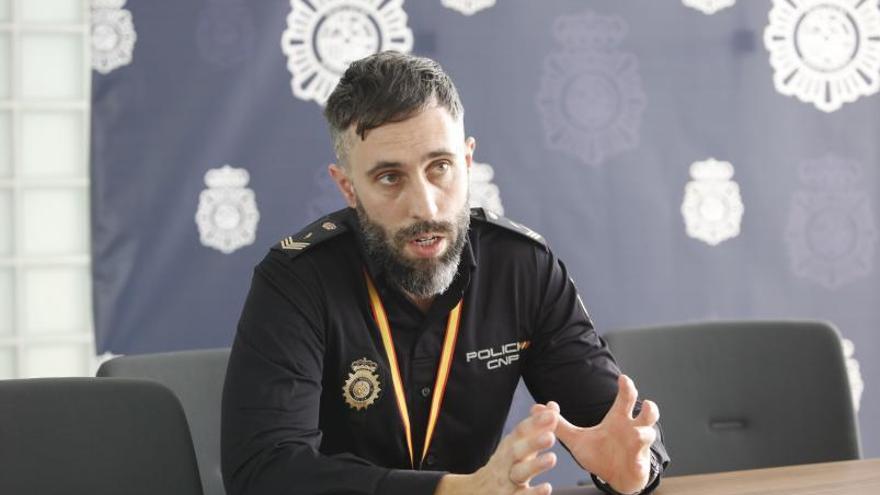 Fernando Suárez, policía nacional de la UDEV en Ibiza: «Los estafadores meten presión a sus víctimas para que se nublen y paguen»