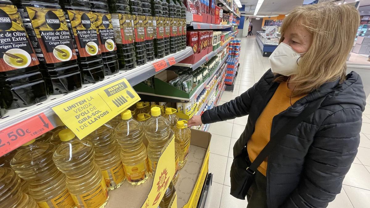Limitación de la venta de aceite de girasol en un supermercado de Barcelona.