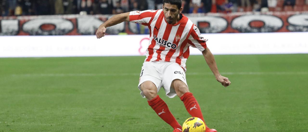 José Ángel golpea el balón durante el partido ante el Leganés.